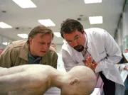 Ein fast perfekter Mord: Bei der professionell präparierten Leiche auf dem Seziertisch handelt es sich um eine ehemalige Kollegin von Rechtsmediziner Prof. Karl-Friedrich Boerne (Jan Josef Liefers, rechts) vom Anatomischen Institut. Kommissar Frank Thiel (Axel Prahl) ermittelt.