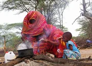 Nomadinnen beim Kochen in Mbalambala, Kenia
