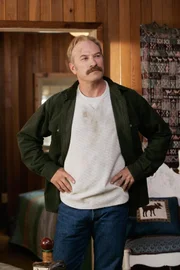 Auch Captain Stottlemeyer (Ted Levine) begleitet Monk in das Versteck vor der Mafia, da er ahnt, dass ein Aufenthalt in einer beengten Hütte am Busen der Natur nicht gerade ein Vergnügen für Monk sein wird.