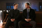 Auch wenn das Mordopfer kurz vor seinem Tod den Täter verraten hat: Der die Beichte entgegen nehmende Priester Quinn (Sean Dugan, l.) kann Danny (Donnie Wahlberg, r.) nicht weiterhelfen ...