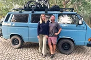 Dennis und Lucie mit ihrem T3 Harry auf dem Campingplatz CAMPING ATHENS MOTORHOME PARK in Athen.