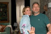 Yvonne (Gisa Zach) tut der Zuspruch von Michael "Michi" (Lars Pape) gut.