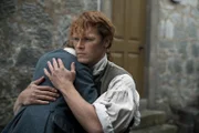 Jamie Fraser (Sam Heughan) und Willie (Clark Butler, Rückansicht)