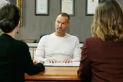 Jenny (Kaja Schmidt-Tychsen, r.) kämpft, um ihr Konzept gegen das von Simone (Tatjana Clasing) durchzusetzen und ist fassungslos, als Richard (Silvan-Pierre Leirich) sich für einen Kompromiss entscheidet.