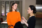 Jenny (Kaja Schmidt-Tychsen, l.) gibt Simone (Tatjana Clasing) das Gefühl, mit ihr an einem Strang zu ziehen.