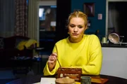 Steffi (Madeleine Krakor) wird von ihrem Herzschmerz eingeholt...
