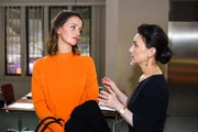 Jenny (Kaja Schmidt-Tychsen, l.) gibt Simone (Tatjana Clasing) das Gefühl, mit ihr an einem Strang zu ziehen.