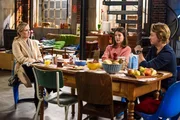 Nach Finns (Christopher Kohn) Beichte kämpft Pauline (Maike-Johanna Reuter, M.) um ihre Beherrschung, als sie mit Isabelle (Ania Niedieck) konfrontiert wird.