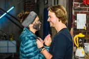 Pauline (Maike-Johanna Reuter) entschuldigt sich bei Finn (Christopher Kohn).