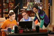 Sheldon (Jim Parsons, l.), Leonard (Johnny Galecki, M.) und Raj (Kunal Nayyar, r.) ...