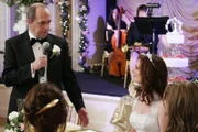Morty (Bob Newhart, l.) und Sophie (Lesley Ann Warren, r.) heiraten, doch auf der Hochzeitsfeier läuft nicht alles so, wie sie es sich vorstellen ...