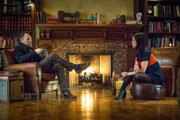 Als eine Leiche mit Bissspuren am Hals gefunden wird, werden Holmes (Jonny Lee Miller, l.) und Watson (Lucy Liu, r.) an einen lange zurückliegenden Fall erinnert ...