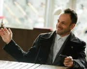 Ermittler mit besonderen Fähigkeiten: der geniale Sherlock Holmes (Jonny Lee Miller) ...