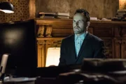 Ist verzweifelt, als er erfährt, dass Watson entführt wurde: Sherlock Holmes (Jonny Lee Miller). Sein Bruder Mycroft sagt ihm auf den Kopf zu, dass sie der Mensch ist, den er am meisten auf der Welt liebt ...