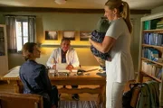 Der Bergdoktor, Staffel 15, Kontrollverlust - Teil 2, Marie Hacke als Mia Lohmanns, Hans Sigl als Bergdoktor Dr. Martin Gruber, Andrea Gerhard als Linn, Emilian Koller als Sohn Felix
