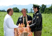 Franz Hubert (Christian Tramitz, M.) und Johannes Staller (Helmfried von Lüttichau, r.) legen eine kurze Pause bei Yazid (Hannes Ringlstetter, l.) ein. Weiteres Bildmaterial finden Sie unter www.br-foto.de.