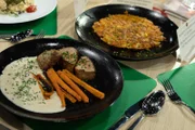 Tagesmotto "Leibgericht": Schweinefilet mit pfeffriger Zwiebel-Rahmsauce, Rösti und Honig-Karotten von Tim Neugebauer