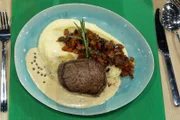 Tagesmotto "Leibgericht": Rinderfilet mit Cognac-Pfeffersauce, Kartoffel-Selleriepüree und Ratatouille von Sindy Braun