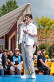 Verboten heiss verspricht es zu werden, wenn Tim Peters die Bühne entert mit seinem Mix aus Schlager, Pop und Dance bei "Immer wieder sonntags", live übertragen aus dem Europapark Rust.
