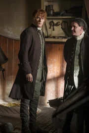 Jamie Fraser (Sam Heughan, l.), Burton (Greg Powrie)