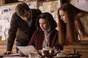 Roger Wakefield (Richard Rankin), Claire Randall (Caitriona Balfe, M.) und Brianna Randall (Sophie Skelton)