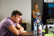 Ben (Jörg Rohde) versucht, die Situation mit Emilia (Beli Steyn) möglichst souverän hinter sich zu bringen.