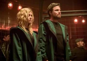 Mia Smoak (Katherine McNamara) und Oliver Queen (Stephen Amell)