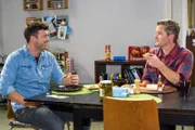 Ingo (André Dietz, r.) steht vor Ben (Jörg Rohde) nicht zu seinen Gefühlen für Steffi.