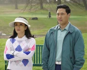 Jessica Huang (Constance Wu, l.); Louis Huang (Randall Park, r.)
