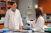 Während Bernadette möchte, dass Howard einen Ehevertrag unterschreibt, beschließt Sheldon bei Amy im Labor auszuhelfen. Während Bernadette möchte, dass Howard einen Ehevertrag unterschreibt, beschließt Sheldon bei Amy im Labor auszuhelfen.
