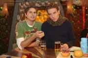 Während Timo (Matthias Dietrich, l.) unverdrossen auf Max (Alexander Sternberg, r.) einredet, merkt Max immer stärker, wie sehr ihm Yvonne fehlt.