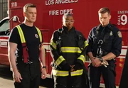 Eine Hochzeit endet in einer Tragödie, woraufhin Bobby (Peter Krause, l.), Hen (Aisha Hinds, M.), Buck (Oliver Stark, r.) und das Team versuchen, so viele Leben wie möglich zu retten ...