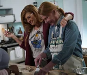 Wird Abby (Connie Britton, l.) Valentinstag tatsächlich mit ihrer Mutter Patricia (Mariette Hartley, r.) verbringen?