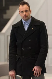 Versucht, den Mord an einem berühmten Krebsforscher aufzuklären: Sherlock Holmes (Jonny Lee Miller) ...