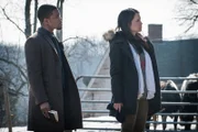 Versuchen herauszufinden, woher das Anthrax stammt, das zur tödlichen Vergiftung des Taschendiebs Apollo Mercer geführt hat: Dr. Joan Watson (Lucy Liu, r.) und Det. Marcus Bell (Jon Michael Hill, l.) ...