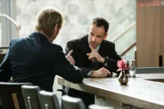 Als Sherlock Holmes' (Jonny Lee Miller, r.) Bruder Mycroft (Rhys Ifans, l.) in New York auftaucht, kommt es zu Spannungen zwischen Holmes und Watson ...