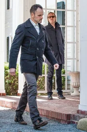 Werden Sherlock (Jonny Lee Miller, l.) und Mycroft (Rhys Ifans, r.) den dubiosen Norman finden? Nur wenn sie den Entführern seinen Aufenthaltsort nennen können, besteht eine Chance, dass diese im Gegenzug Watson freilassen ...
