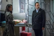 Grausige Entdeckung: Dem Toten, dessen Mörder Watson (Lucy Liu, l.) und Holmes (Jonny Lee Miller, r.) finden müssen, wurden in der Leichenhalle beide Arme abgetrennt ...