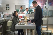Immer wieder kommt es zu Spannungen zwischen Watson (Lucy Liu, l.) und Holmes (Jonny Lee Miller, r.). Schuld daran ist Mycroft, für den Watson immer noch Gefühle hegt. Und obwohl sie nun nicht mehr mit ihm zusammenkommen wird, will sie dennoch bei Sherlock ausziehen - was dieser gar nicht gut aufnimmt ...