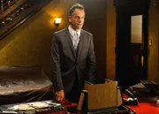 Als Sherlock Holmes (Jonny Lee Miller) überraschend aus London zurückkehrt, gibt er seiner ehemaligen Partnerin einen wichtigen Hinweis ...