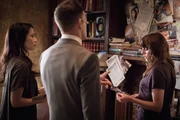 Kittys (Ophelia Lovibond, r.) Eifersucht droht, die Ermittlungen von Watson (Lucy Liu, l.) und Sherlock (Jonny Lee Miller, M.) zu behindern ...