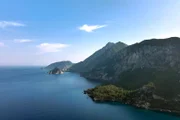 Die Türkische Riviera Antikes Flair, türkises Meer Die Türkische Riviera ist sehr abwechslungsreich, lange Abschnitte sind von steil ins Wasser fallenden Klippen geprägt.