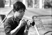 Nick Út, Fotograf der Associated Press, in Saigon neben seinem Auto.