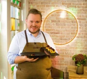 Richard Rauch: „Brandteigkrapferl, Vanillecreme, Erdbeeren“.