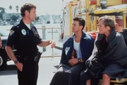 Die Polizei hört sich Hobies (Jeremy Jackson, M.) Version eines Unfalls mit einem Boot an. Brad (John Stevenson, r.), der Hobie entlasten könnte, schweigt.