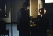 Als Scully (Gillian Anderson, r.) unter Hypnose berichtet, dass am Flammeninferno am Staudamm angeblich augenlose Aliens verantwortlich waren und Cassandra Spender von ihnen entführt wurde, will ihr Mulder (David Duchovny, l.) erst nicht glauben. Doch dann passiert etwas Unglaubliches ...