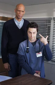 Wie ein Zwerg steht J.D. (Zach Braff, r.) vor Kareem Abdul-Jabbar (Kareem Abdul-Jabbar, l.) ...