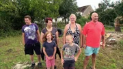 Dirk (48, re.) und Freundin Vanessa (28, 2.v.li.) haben für die ganze Familie einen Resthof für 500 Euro im Internet ersteigert..