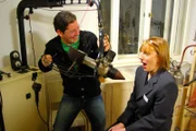 Die Moderatoren Michael Meisenzahl und Camilla Smith beim Zahnarzt in einer historischen Praxis im Nürnberger Museum Industriekultur.