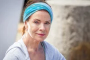 Natalies Mutter, die New Yorker Schauspielerin Kate Wayne (Gudrun Landgrebe), möchte nicht, dass ihre Tochter die Arztpraxis ihres Ex-Mannes übernimmt.